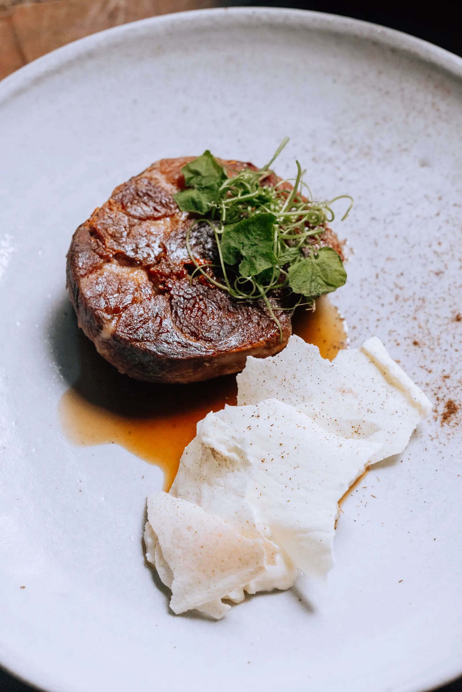 Plato de carne con brotes y salsa