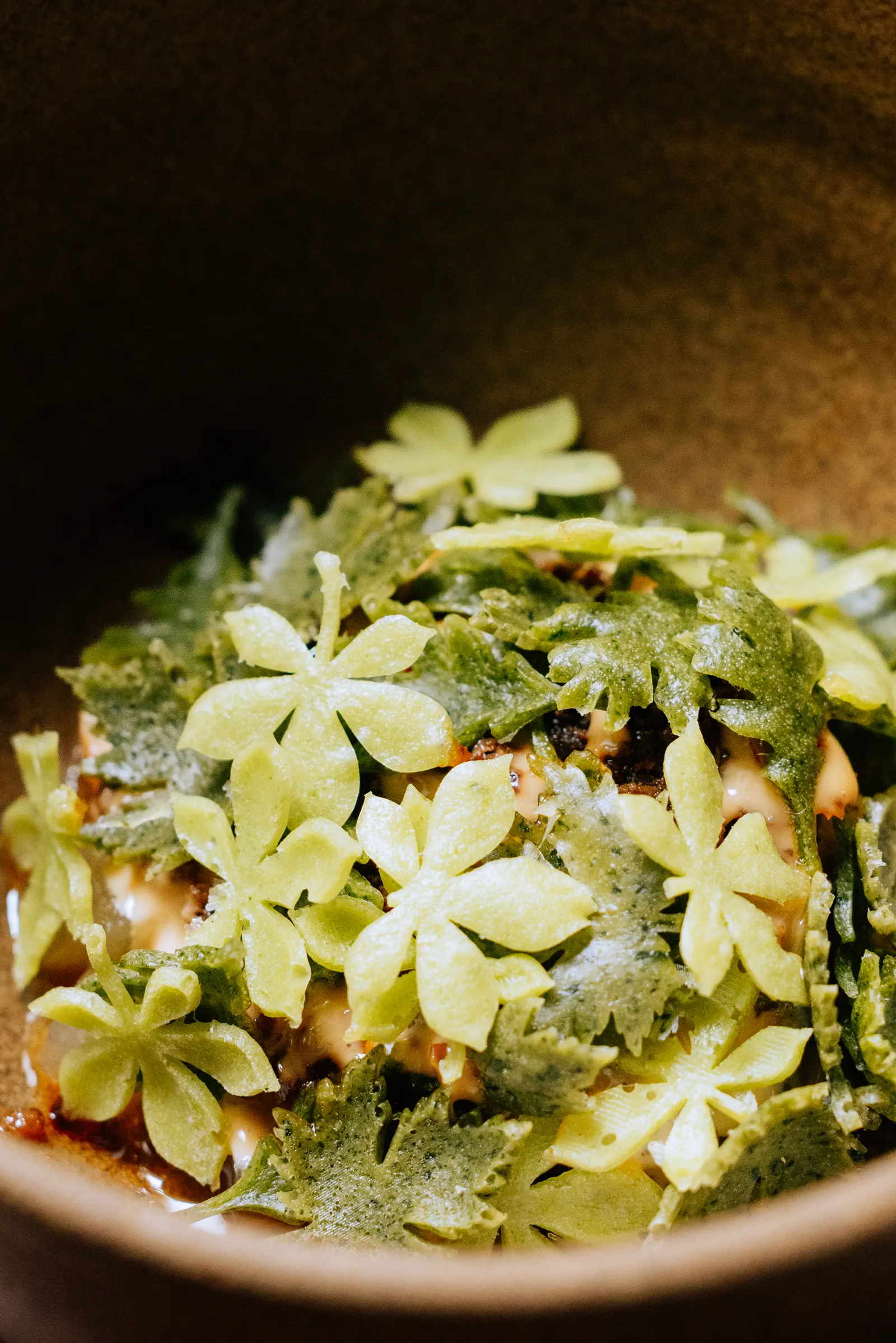 Plato cubierto de flores comestibles