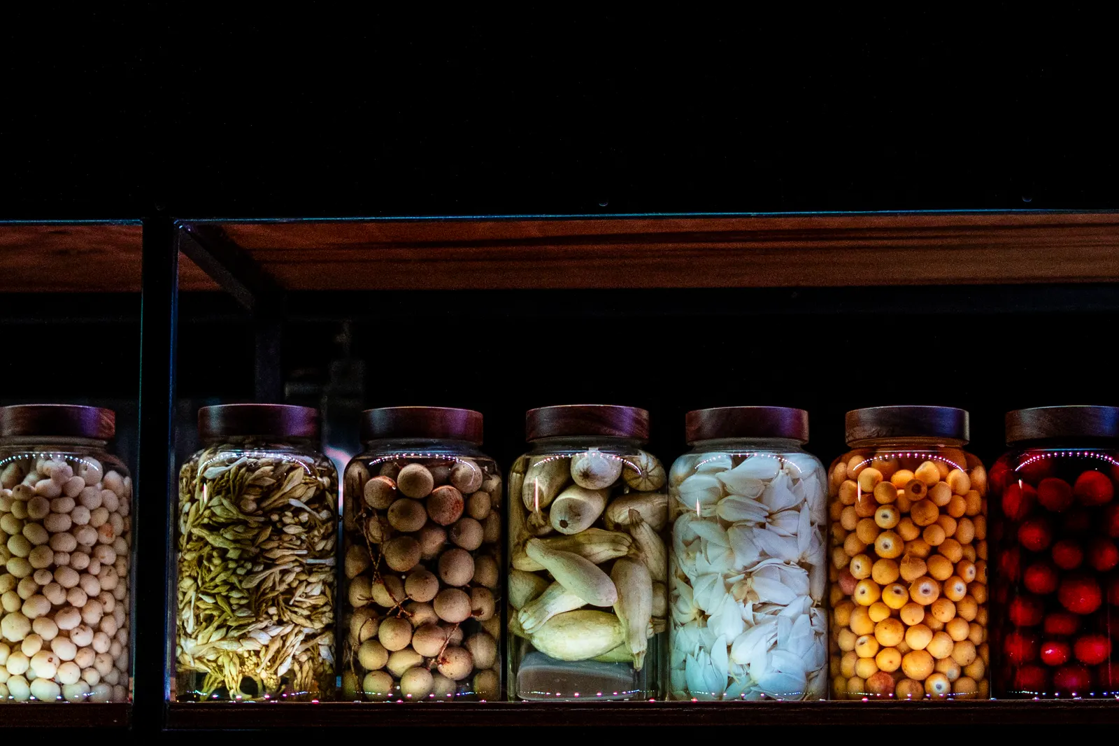 Frascos de fermentos y encurtidos en la barra de KWA