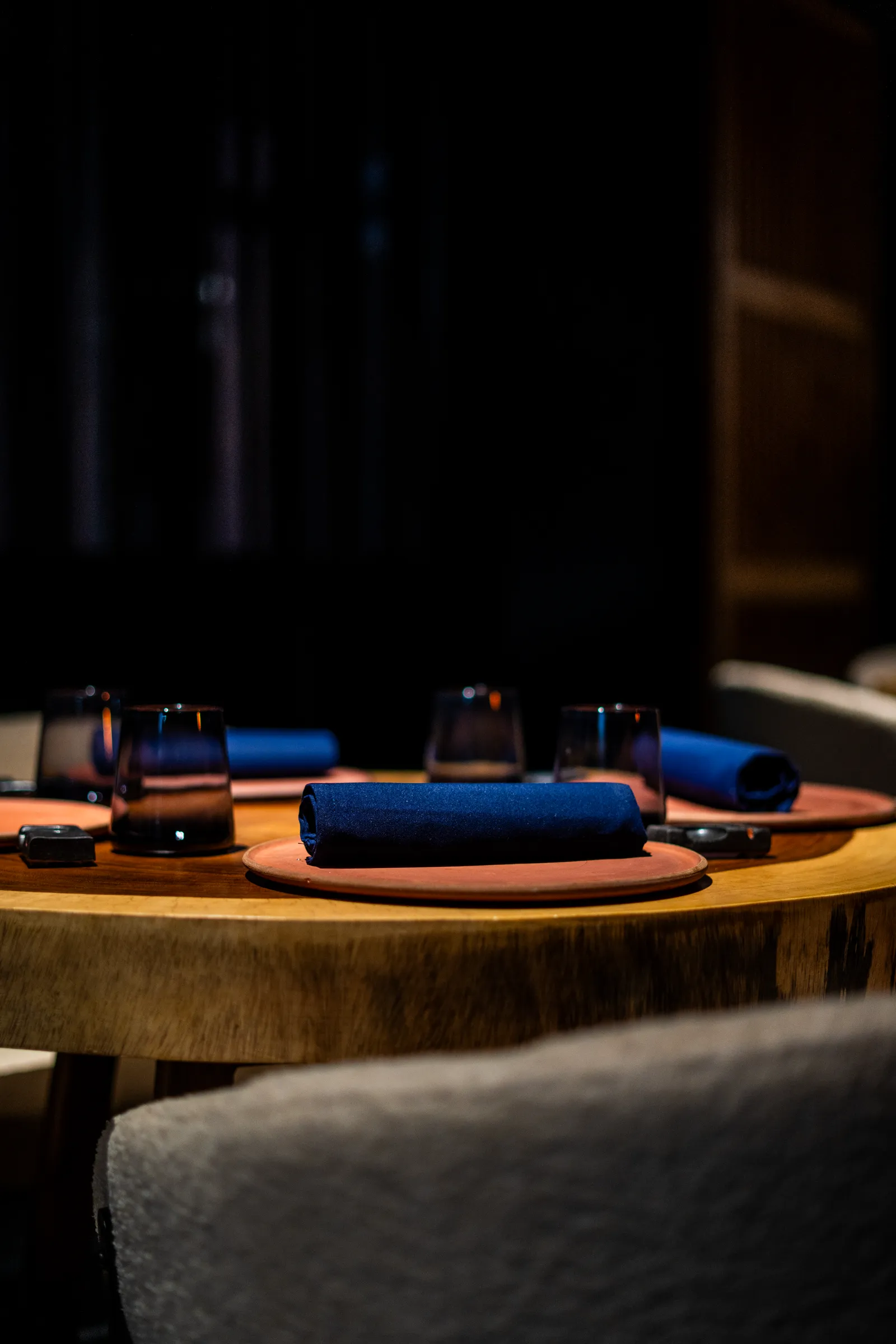 Mesa de madera con servilletas azules en el comedor de KWA