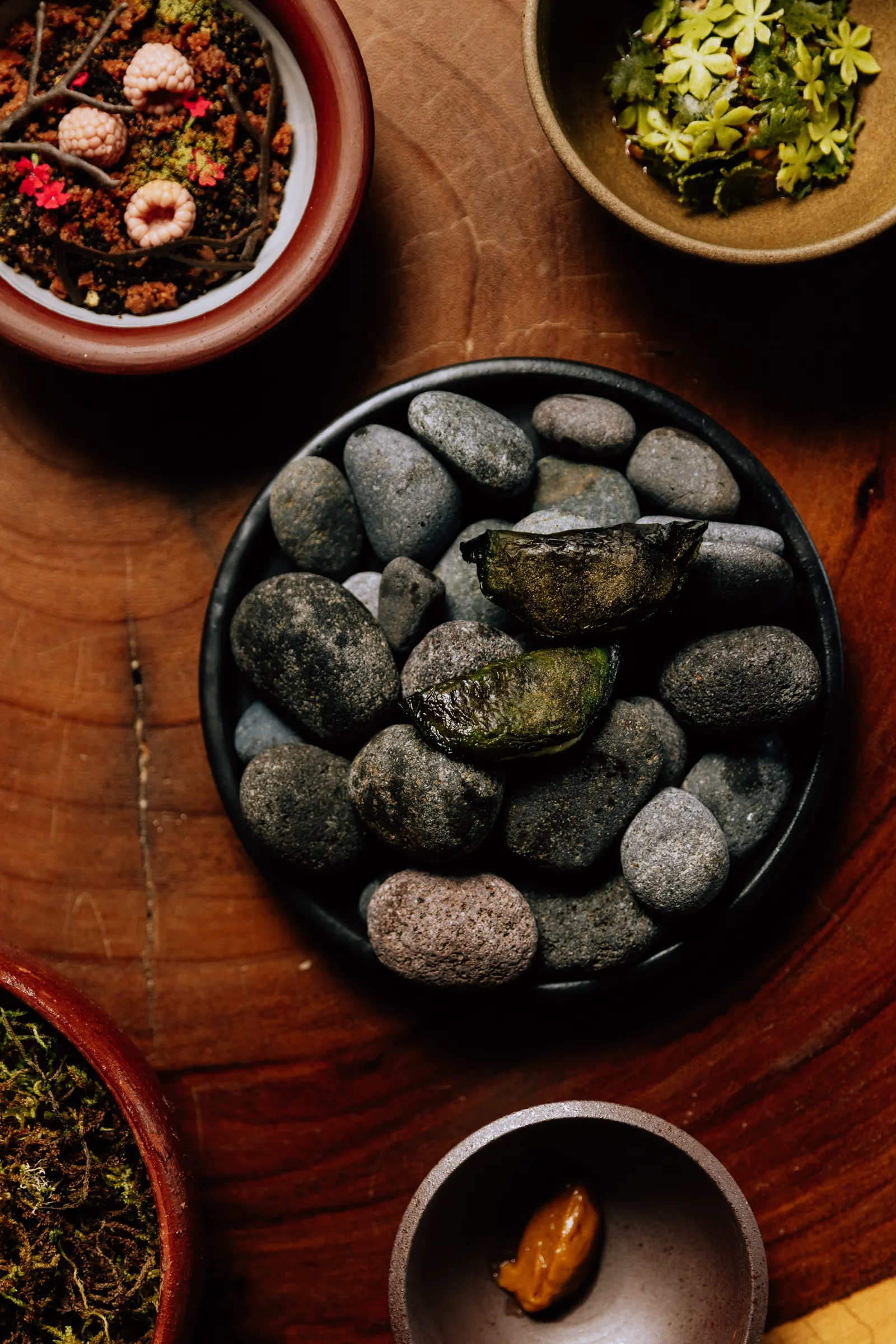 Plato servido sobre piedras de río