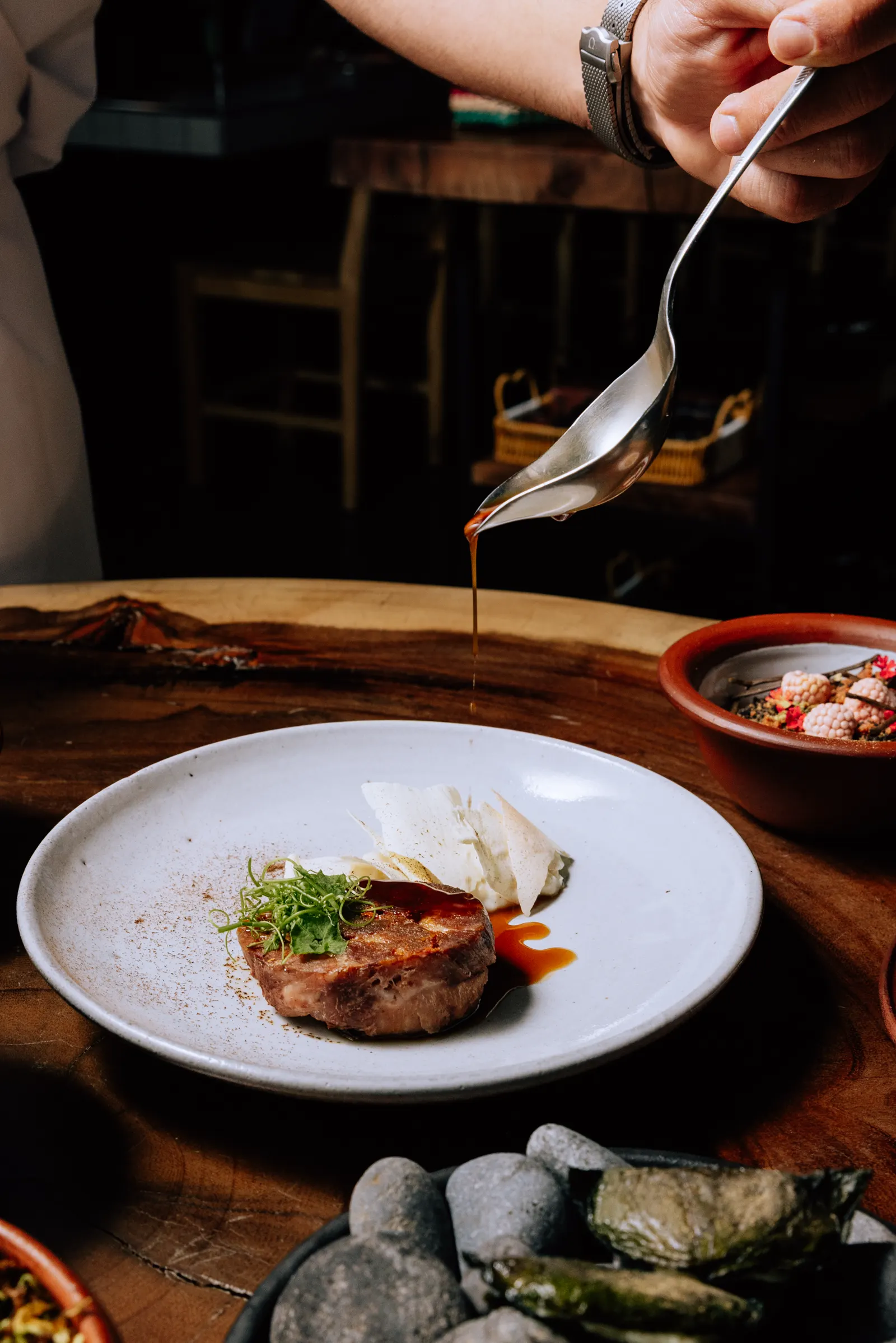 Salsa servida con cuchara sobre el plato